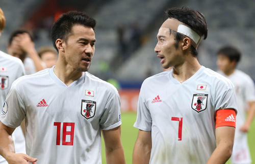エクアドルに引き分け、言葉を交わしながら引き揚げる岡崎（左）と柴崎（撮影・河野匠）
