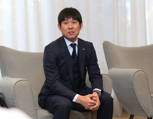 エクアドル戦から一夜明け、ホテルロビーで取材に応じた森保監督（撮影・河野匠）