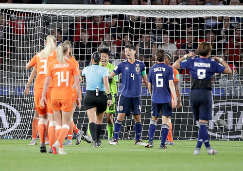 日本対オランダ　後半終了間際、ハンドの判定に抗議する熊谷（中央）（撮影・PNP）