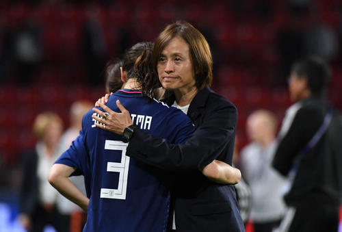 日本対オランダ　敗戦後、目を潤ませて鮫島彩をねぎらう高倉監督（右）（撮影・山崎安昭）
