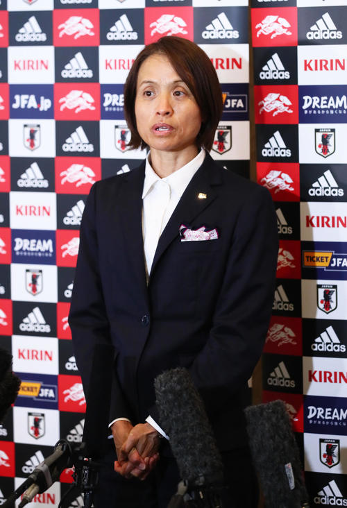帰国し大会を振り返るなでしこジャパン高倉監督（撮影・足立雅史）