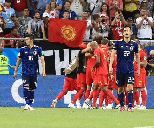 18年7月2日、W杯ロシア大会の日本－ベルギー戦の後半ロスタイム、シャドリの勝ち越しゴールで喜ぶベルギーの選手たちを背に力なく佇む吉田（右）と山口