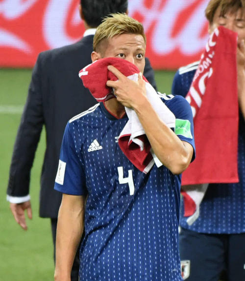 18年7月、ベルギー戦に敗れた本田はタオルで顔を拭う