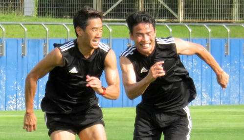 宮城合宿を公開し、トレーニングで薗田氏（右）に走り勝つ香川（撮影・木下淳）
