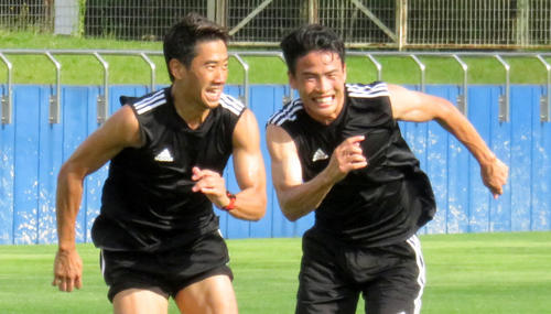 宮城合宿を公開し、トレーニングで薗田氏（右）に走り勝つ香川（撮影・木下淳）