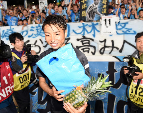 東京対川崎F　サポーターからパイナップルを受け取る川崎F・FW小林（撮影・横山健太）