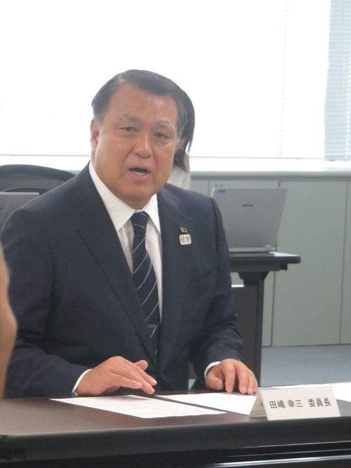 女子W杯2023日本招致委員会の冒頭で挨拶をする田嶋委員長