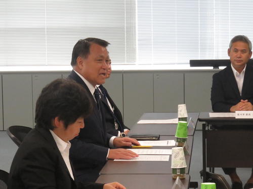 女子W杯2023日本招致委員会の冒頭で挨拶をする田嶋幸三委員長（左から2人目）。右は元女子日本代表監督の佐々木則夫委員