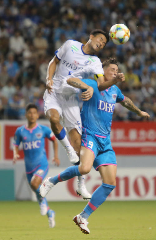 鳥栖対大分　前半、激しく競る鳥栖FWフェルナンドトーレス（右）（撮影・菊川光一）