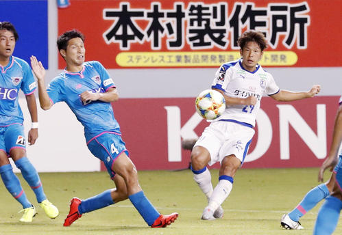 鳥栖―大分　後半、2点目のゴールを決める大分・岩田（右）（共同）