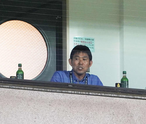 湘南－パラナエンセ戦を視察する日本代表の森保監督（撮影・河田真司）