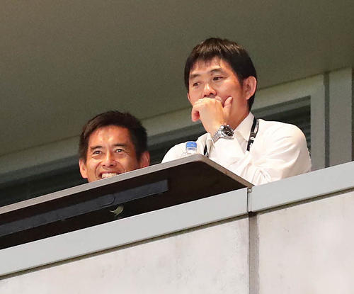 鹿島対G大阪戦を森保代表監督（右）と視察する川口代表GKコーチ（左）（撮影・丹羽敏通）