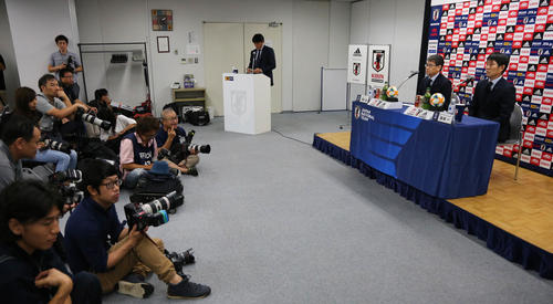記者の質問に答えるサッカー日本代表の森保監督（右）。左は関塚技術委員長（撮影・丹羽敏通）