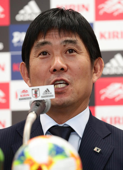 記者の質問に答えるサッカー日本代表の森保監督（撮影・丹羽敏通）