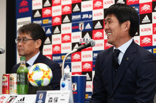 記者の質問に答えるサッカー日本代表の森保監督（右）。左は関塚技術委員長（撮影・丹羽敏通）