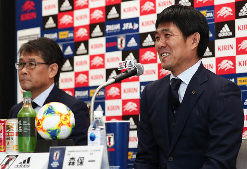 記者の質問に答えるサッカー日本代表の森保監督（右）。左は関塚技術委員長（撮影・丹羽敏通）
