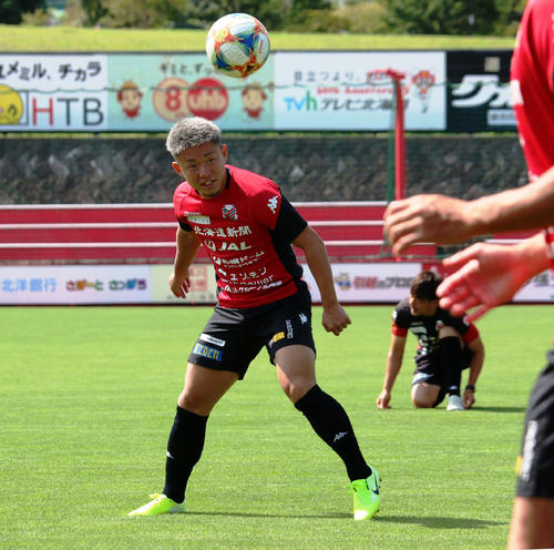 神戸戦に向けて練習するU－22日本代表に選出された札幌FW菅（撮影・保坂果那）