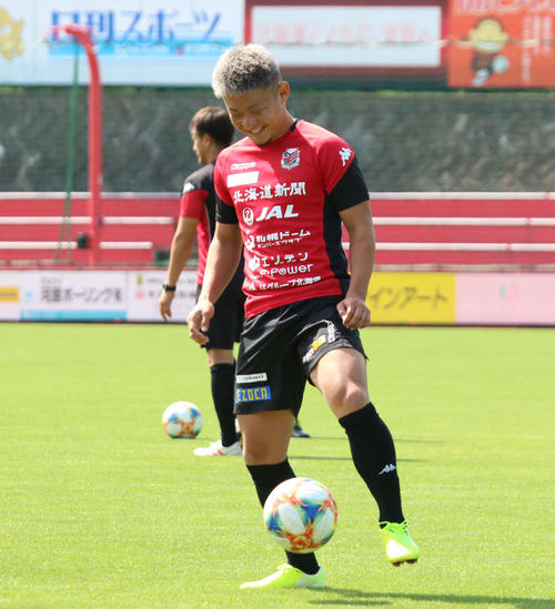 神戸戦に向けて練習するU－22日本代表に選出された札幌FW菅（撮影・保坂果那）