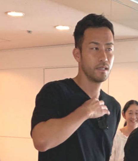 日本代表合流のため、帰国したDF吉田（左端）（撮影・松尾幸之介）