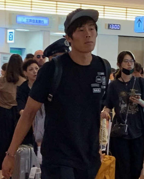 日本代表合流のため、帰国したDF冨安（撮影・松尾幸之介）
