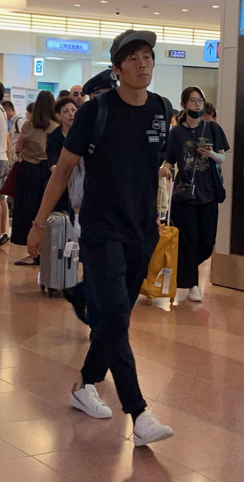 日本代表合流のため、帰国したDF冨安（撮影・松尾幸之介）