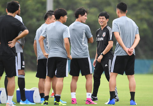 パラグアイ戦に向けた練習で選手たちと和やかに話す森保監督（右から2人目）（撮影・加藤諒）