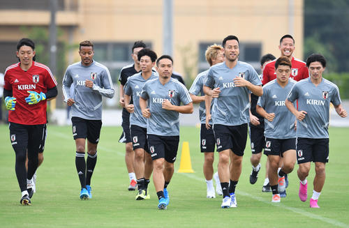 パラグアイ戦を前に、先頭に立ってランニングをするDF長友（中央左）とDF吉田（同右）（撮影・加藤諒）