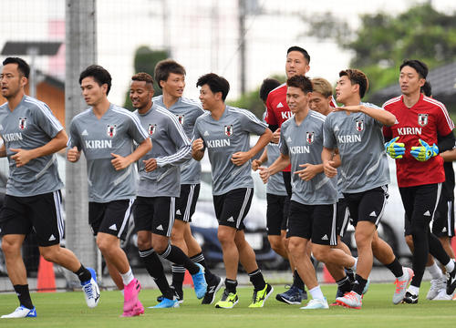 パラグアイ戦に向けた練習でランニングをするMF堂安律（右から2人目）ら日本代表の選手たち（撮影・加藤諒）