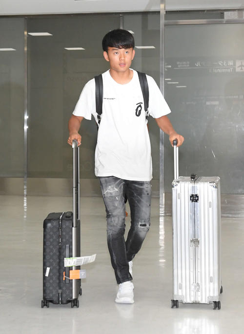 成田空港に到着した日本代表のMF久保（撮影・加藤諒）