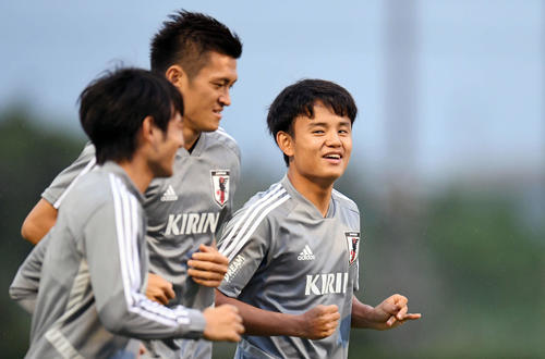 日本代表の練習に合流し、MF中島（左端）、DF植田（中央）と笑顔でランニングをするMF久保（撮影・加藤諒）