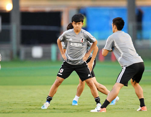 日本代表の練習に合流し、ストレッチをするMF久保（中央）（撮影・加藤諒）