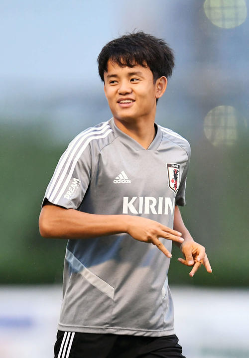 日本代表の練習に合流し、笑顔でランニングをするMF久保（撮影・加藤諒）