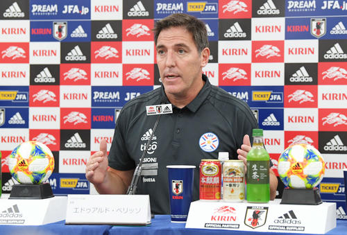 記者会見で話すパラグアイのエドゥアルド・ベリッソ監督（撮影・加藤諒）