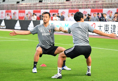 パラグアイ戦を翌日に控え、カシマスタジアムで体を動かす吉田（左）と柴崎（撮影・加藤諒）
