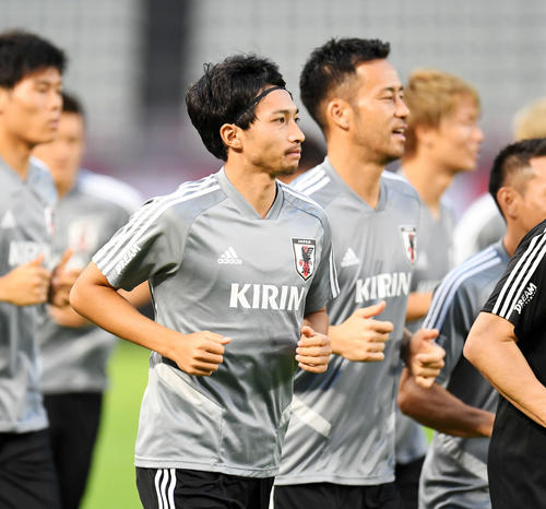 パラグアイ戦を翌日に控え、カシマスタジアムでランニングをする柴崎（手前）と吉田ら日本代表の選手たち（撮影・加藤諒）