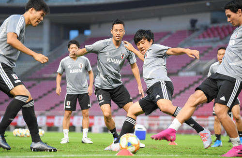 ボール回しをする吉田（中央）ら日本代表の選手たち（撮影・加藤諒）