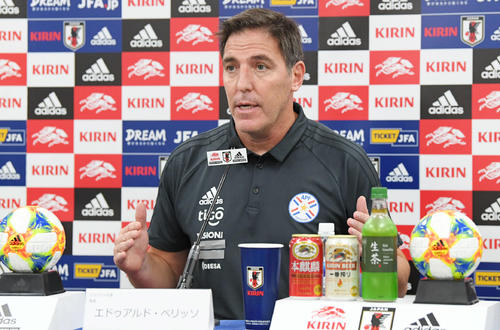 記者会見で話すパラグアイのエドゥアルド・ベリッソ監督（撮影・加藤諒）