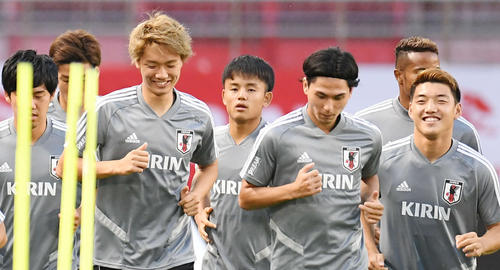 ランニングをする久保（中央奥）、南野（中央右）ら日本代表の選手たち（撮影・加藤諒）