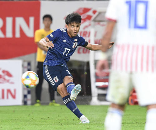 日本対パラグアイ　後半、FKでゴールを狙う久保（撮影・鈴木みどり）