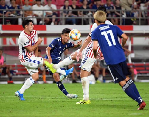 日本対パラグアイ　後半、シュートを放つ久保（中央）（撮影・たえ見朱実）