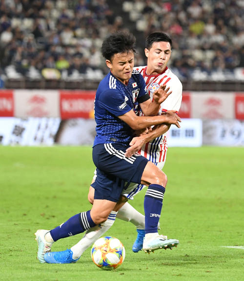 日本対パラグアイ　後半、激しく競り合う久保　（撮影・加藤諒）