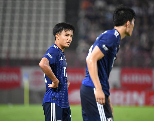 後半、冨安に話す久保（撮影・加藤諒）