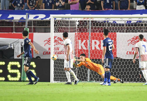日本対パラグアイ　前半、相手のシュートをセーブするGK権田（撮影・加藤諒）