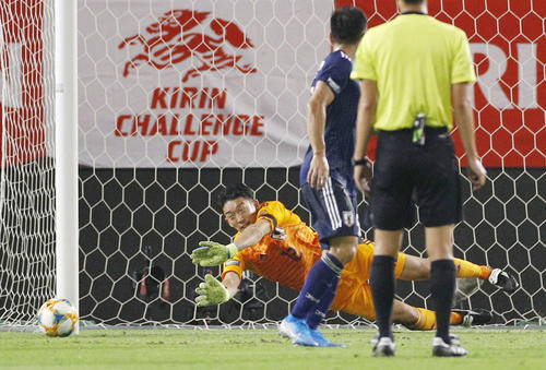 日本－０パラグアイ　前半、セーブするGK権田（共同）