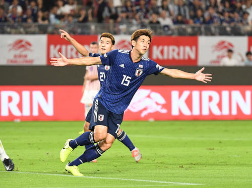 日本対パラグアイ　前半、先制ゴールを決め、喜びながら走り出す大迫（撮影・加藤諒）