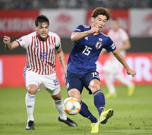 日本―パラグアイ　前半、先制ゴールを決める大迫（共同）