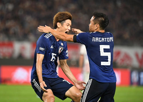 日本対パラグアイ　前半、先制ゴールを決めた大迫（左）は長友と喜び合う（撮影・加藤諒）