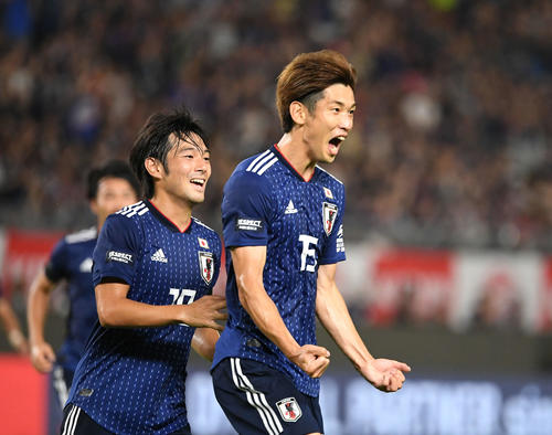 日本対パラグアイ　前半、先制ゴールを決めた大迫（右）は、ほえながら喜ぶ（撮影・加藤諒）