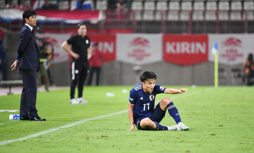 日本対パラグアイ　後半、久保を見つめる森保監督（撮影・加藤諒）