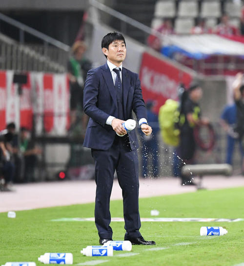 日本対パラグアイ　後半、ボトルを手に試合を見つめる森保監督（撮影・加藤諒）